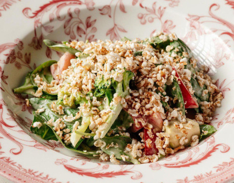Green salad with avocado, tomato and wasabi sauce